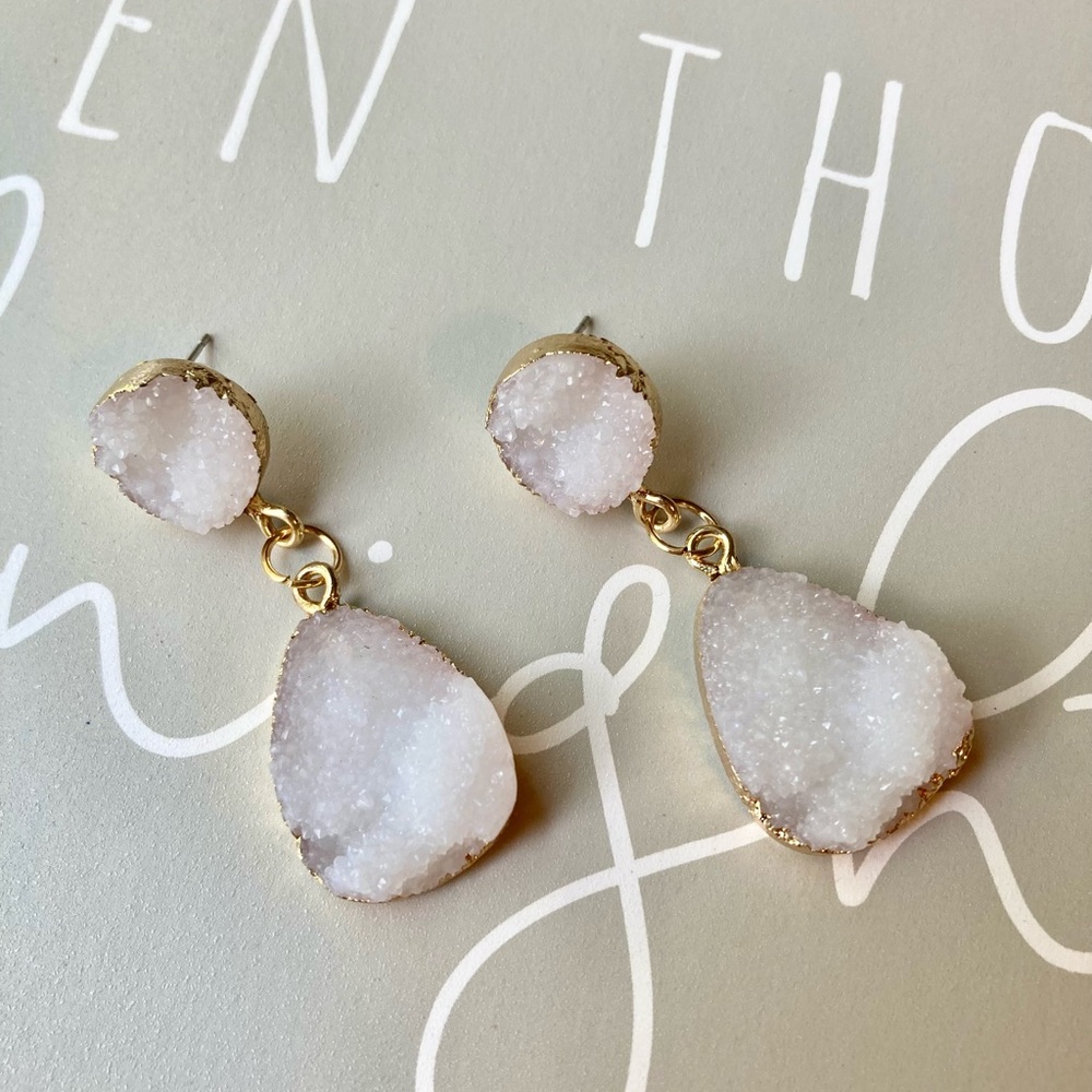 White and Gold Irregular Cluster Resin Earrings - Picture 5 of 6